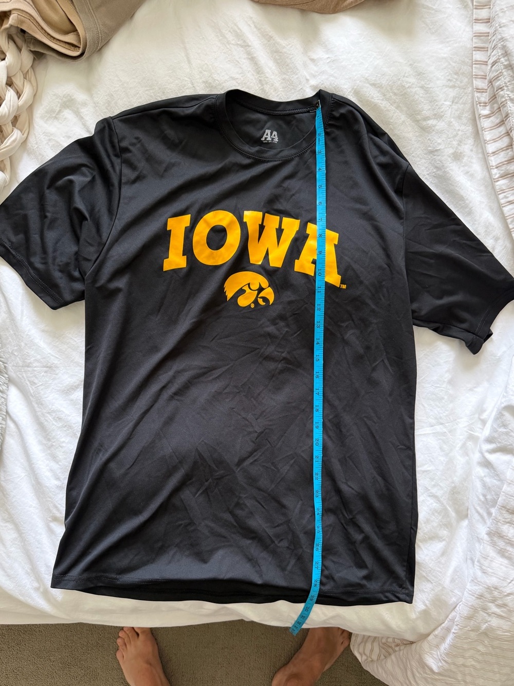 Iowa Hawkeyes workout style material t shirt hawks size EUC